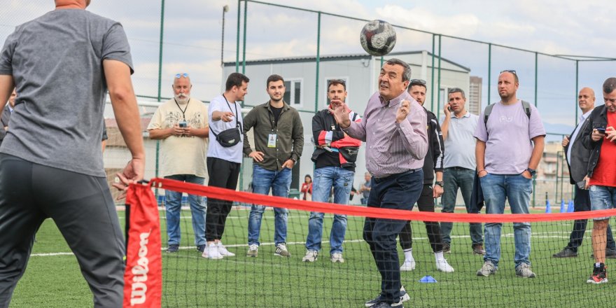 ABDÜL BATUR'DAN 'FUTBOL ŞOV'