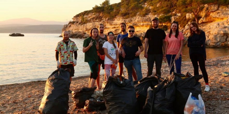 RUSLAR SEFERİHİSAR'IN ÇÖPÜNÜ TOPLADI