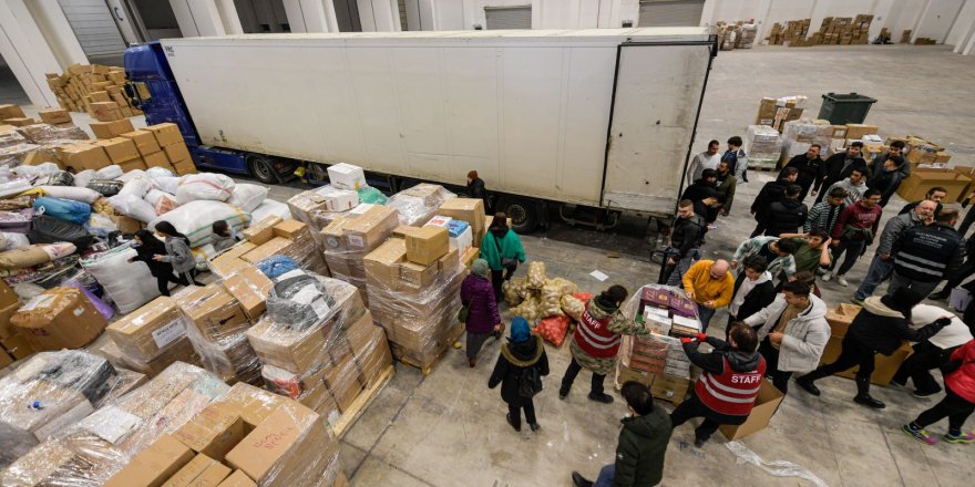 İZMİR'DEN AFET BÖLGESİNE YARDIMLAR BÜYÜYOR