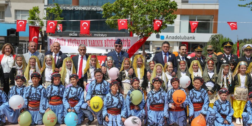 ALİAĞA'DA COŞKULU 23 NİSAN KUTLAMASI