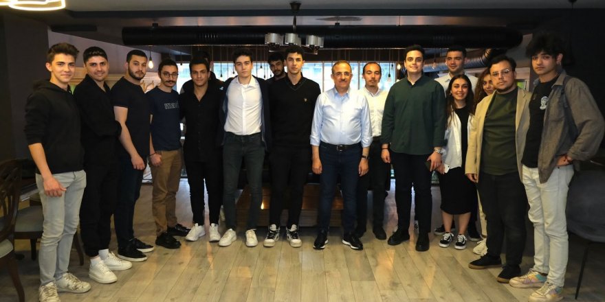 AK PARTİLİ SÜREKLİ GENÇLERİ SİYASET YAPMAYA ÇAĞIRDI