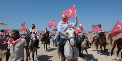 MENEMEN BELEDİYESİ KONSERLERDEN SONRA AT YARIŞI DÜZENLEDİ