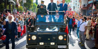 MENEMEN CUMHURİYET AŞKIYLA YÜRÜDÜ