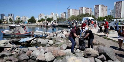 KARŞIYAKALI KIYISINI TEMİZLEDİ