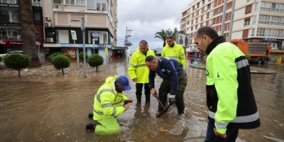 İZMİR'DE DENİZİN YENİDEN TAŞMAMASI İÇİN ALARM VERİLDİ