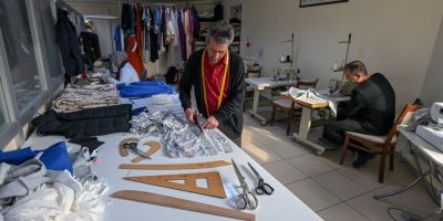 MİLLİ EĞİTİM BAKANLIĞI GAZZELİ ÇOCUKLARA GİYSİ DİKİYOR