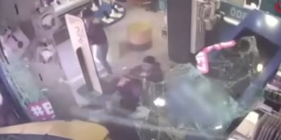 İZMİR'DE FRENİ BOŞALAN KAMYONET İŞ YERİNE DALDI