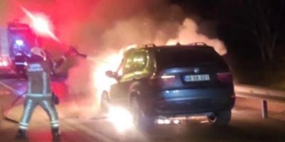 İZMİR'DE OTOYOLDA ARAÇ YANGINI