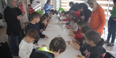 BORNOVA'DA MİNİKLER MUTFAKTA EĞLENEREK ÖĞRENDİ