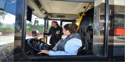 İZMİR'DE KADIN ŞOFÖRLER DÖNEMİ BAŞLIYOR