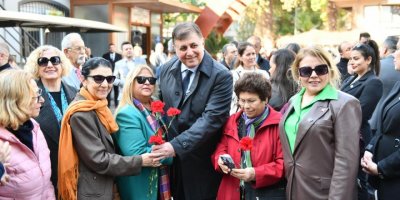 CEMİL TUGAY'DAN ZÜBEYDE HANIM'IN MEZARI BAŞINDA 8 MART MESAJI