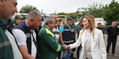 KONAK BELEDİYE BAŞKANI MUTLU TEMİZLİK İŞÇİLERİNİ ZİYARET ETTİ