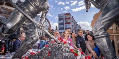 CEMİL TUGAY SOMALI MADENCİLERİN AİLELERİYLE BULUŞTU