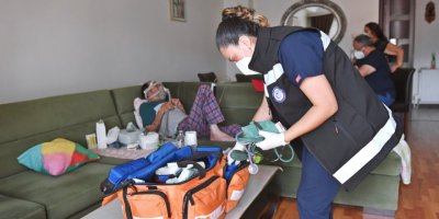 İZMİR BÜYÜKŞEHİR EVDE BAKIM İLE ŞİFA DAĞITIYOR