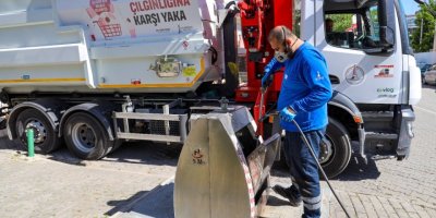 KARŞIYAKA'DA ÇÖP KONTEYNERLERİ İLAÇLANIYOR