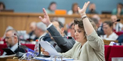 İZMİR'DE OTOBÜSLERİ KADINLAR KULLANACAK. FRANSIZLARDAN DESTEK VAR