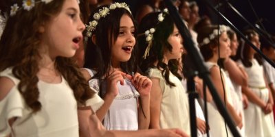 BORNOVA'DA KURSİYERLERDEN DANS VE MÜZİK ZİYAFETİ