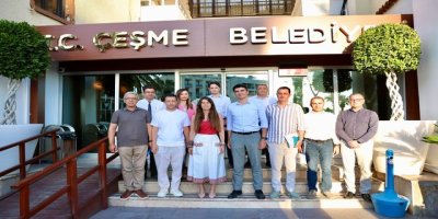 ÇEŞME'DE BÜYÜK SKANDAL. YUNAN DİVA ATATÜRK POSTERİ VAR DİYE SAHNEYE ÇIKMADI