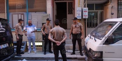 BAYRAKLI'DA TÜFEK SESLERİ..13 VE 16 YAŞINDAKİ KIZLARINI VURDU