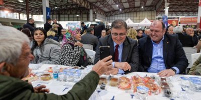 CEMİL TUGAY İFTAR SOFRALARINDA