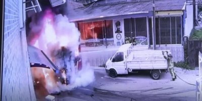 İZMİR'DE SEYİR HALİNDEKİ BELEDİYE OTOBÜSÜNDE YANGIN