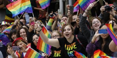 İZMİR VALİLİĞİ GENEL AHLAKIN KORUNMASI İÇİN YASAKLADI