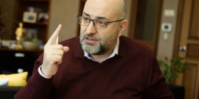 İZMİRLİ BÜROKRAT BUĞRA GÖKÇE'YE DE KELEPÇE TAKTILAR