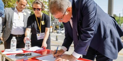 LİSELİLERİN EYLEMİNE CEMİL TUGAY'DAN İMZA DESTEĞİ