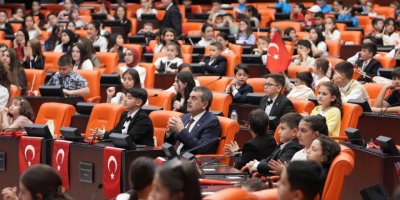 ÇOCUKLAR TÜRKİYE BÜYÜK MİLLET MECLİSİ'Nİ BASTI