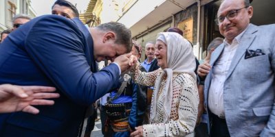 İZMİR'DE İHTİYAÇ SAHİPLERİ VE EMEKLİLER UNUTULMADI