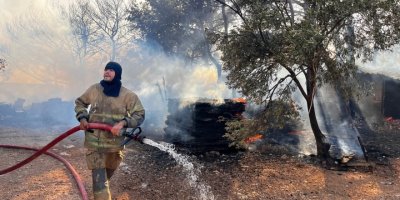 ÇEŞME'DE YANGINLA MÜCADELE SÜRÜYOR