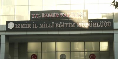 İZMİR'DE BUGÜN DE OKUL ZİLİ ÇALMADI. ÖĞRENCİLER OKULA BAŞLAYAMADI