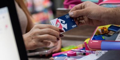 İZMİR BÜYÜKŞEHİR'DEN ÖĞRENCİLERE KIRTASİYE DESTEĞİ