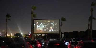 İZMİR'DE ARABADA SİNEMA KEYFİ BAŞLADI