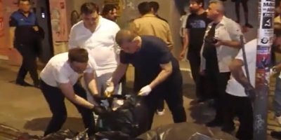 KARŞIYAKA'DA ÇÖP GERGİNLİĞİ. İŞÇİLER CEMİL TUGAY'I YUHALADI