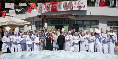 BORNOVA'NIN PASTACILARI MEZUN OLDU