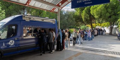 İZMİR BÜYÜKŞEHİR'DEN ÜNİVERSİTELİLERE SICAK YEMEK