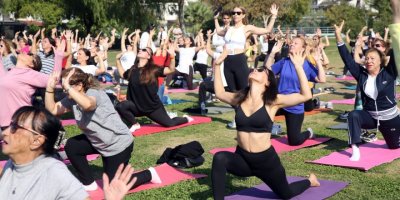 ÇÖPE VEDA EDEMEYEN KARŞIYAKALILAR YAZA YOGA İLE VEDA ETTİ. ŞAKA DEĞİL GERÇEK...