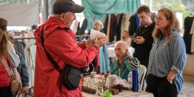 İZMİR'DE İKİNCİ EL PAZARINA RAĞBET ÇOK