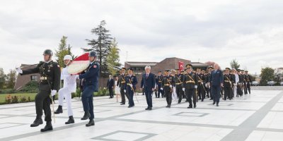 Bakan Güler, Devlet Büyükleri Anıt Mezarlığı'nı ziyaret etti