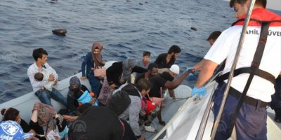 HEDEFLERİ EGE DENİZİ..HER MİLLETTEN VAR ..AKIN AKIN GELİYORLAR..