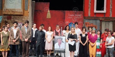 İZMİR'İN GÖBEĞİNDE..17 YAŞINDAYDI..DİPLOMASI TİYATRO SAHNESİNDE VERİLDİ