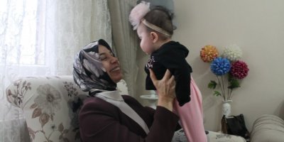 AYŞEN ZEYBEKÇİ İZMİR'DE EV ZİYARETLERİNE BAŞLADI