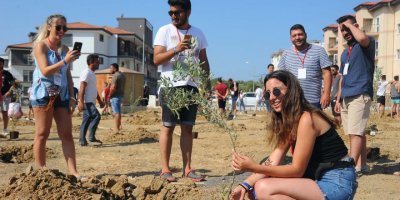 CHP SEFERİHİSAR GENÇLİK EMEK,ZAFER VE GELECEK İÇİN AĞAÇ DİKTİ