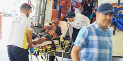 İZMİR'DE ACEMİ KASAPLAR KENDİLERİNİ KESTİ