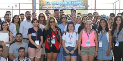 CEMİL TUGAY'IN KONUKLARI CHP'Lİ GENÇLER OLDU