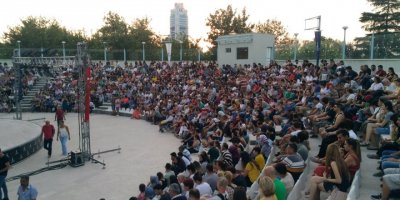 AÇIK HAVADA TİYATRO KEYFİ DEVAM EDİYOR