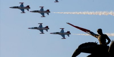 İzmir semalarında heyecan veren kurtuluş gösterisi