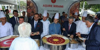 İzmir'de vatandaşlara aşure ikramı