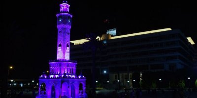 İzmir Saat Kulesi mor ışıkla aydınlatıldı